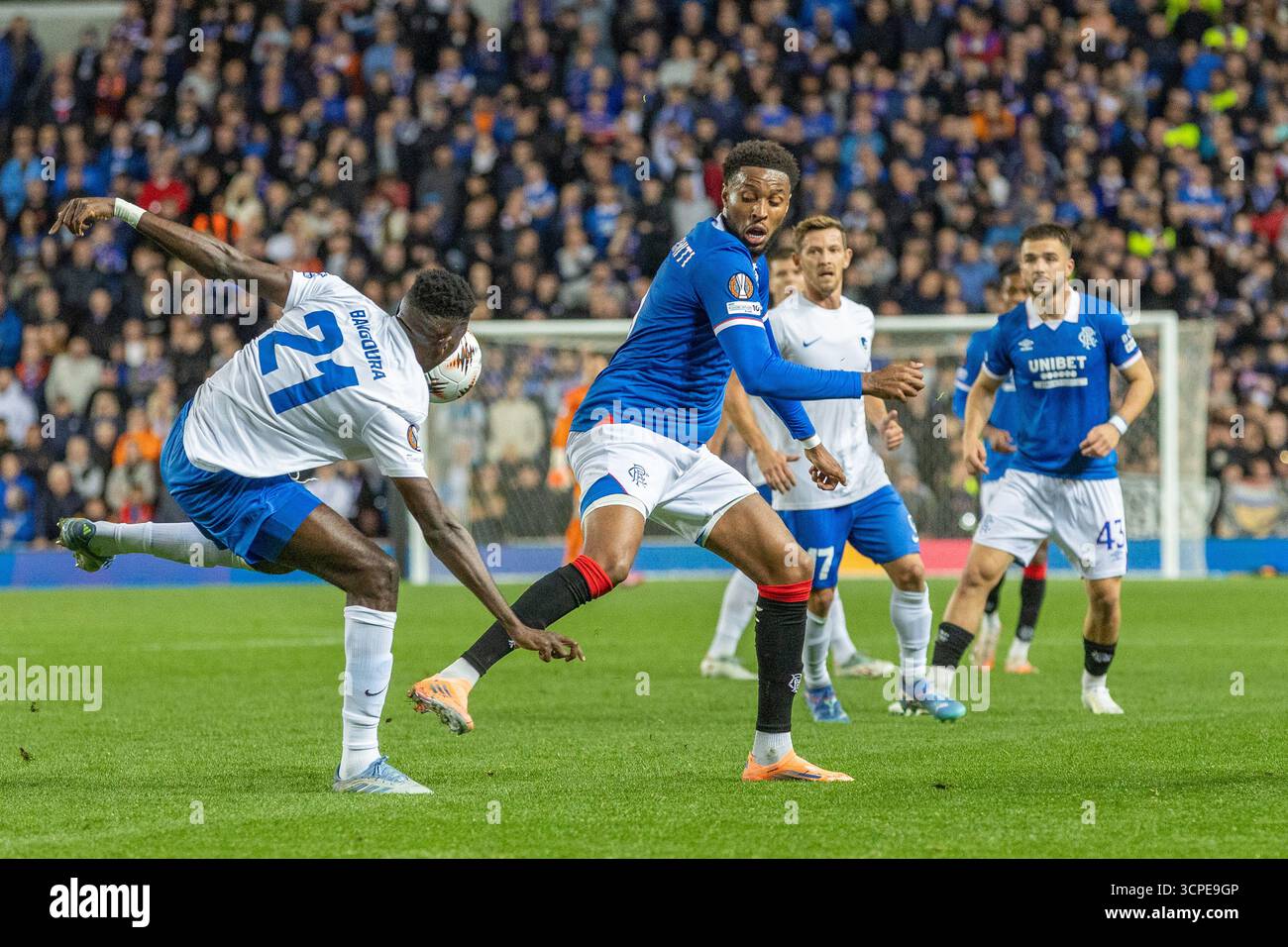 September 2025. Glasgow, Großbritannien. Rangers FC spielte KRC Genk im Ibrox-Stadion in Glasgow Schottland in einem Ligaspiel der Europa League. Das Endresultat waren die Rangers 0 - 1 KRC Genk. Youssef Chermiti (R9) und Bavgoura (G21) treten um den Ball an. Quelle: Findlay/Alamy Live News Stockfoto