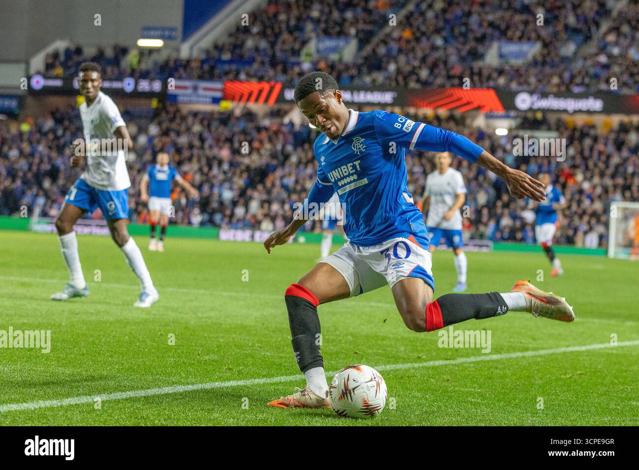 September 2025. Glasgow, Großbritannien. Rangers FC spielte KRC Genk im Ibrox-Stadion in Glasgow Schottland in einem Ligaspiel der Europa League. Das Endresultat waren die Rangers 0 - 1 KRC Genk. Jayden Meghoma (R30) steht kurz vor dem Ball. Quelle: Findlay/Alamy Live News Stockfoto
