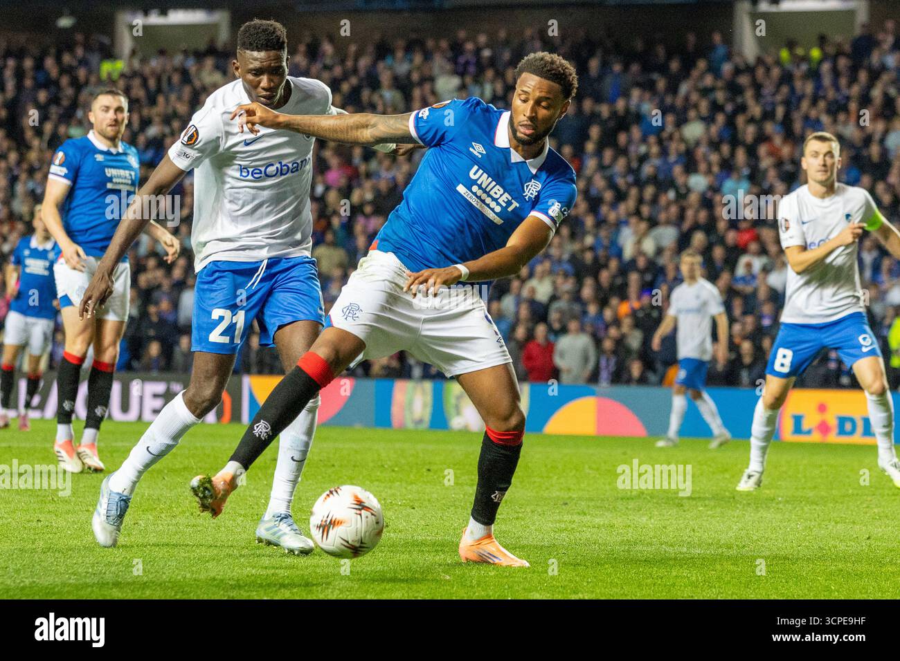 September 2025. Glasgow, Großbritannien. Rangers FC spielte KRC Genk im Ibrox-Stadion in Glasgow Schottland in einem Ligaspiel der Europa League. Das Endresultat waren die Rangers 0 - 1 KRC Genk. Youssef Chermiti (R9) und Bavgoura (G21) treten um den Ball an. Quelle: Findlay/Alamy Live News Stockfoto