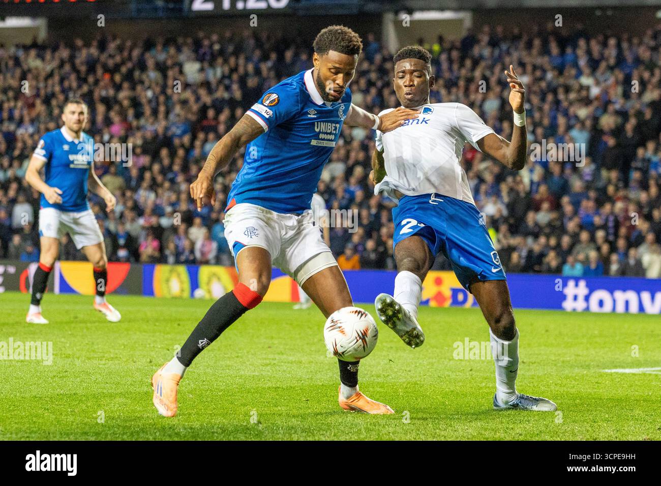 September 2025. Glasgow, Großbritannien. Rangers FC spielte KRC Genk im Ibrox-Stadion in Glasgow Schottland in einem Ligaspiel der Europa League. Das Endresultat waren die Rangers 0 - 1 KRC Genk. Youssef Chermiti (R9) und Bavgoura (G21) treten um den Ball an. Quelle: Findlay/Alamy Live News Stockfoto