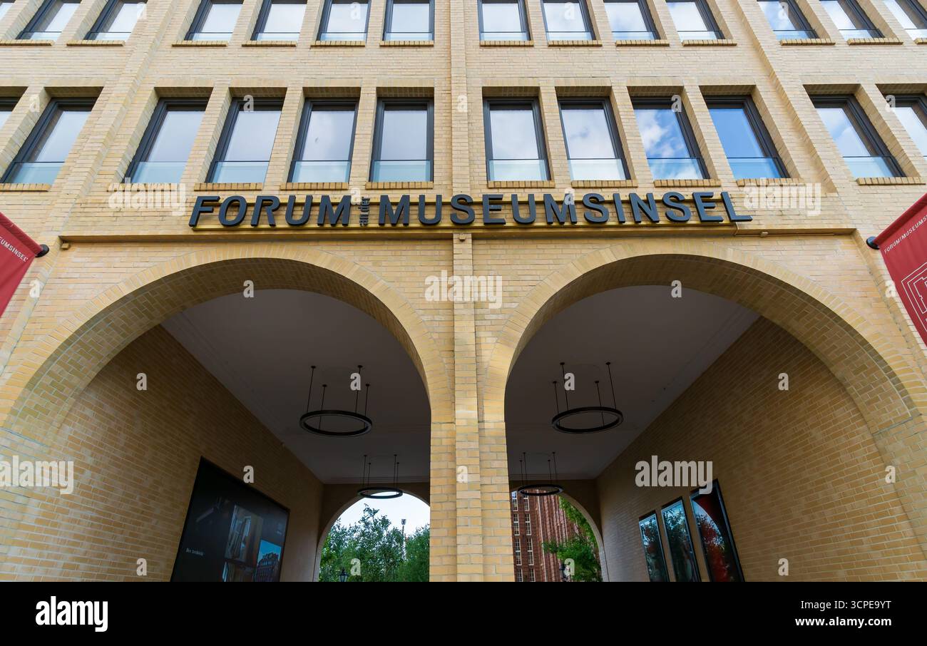 Haupteingang des Forums Museumsinsel mit Bogenfassade und moderner Beschilderung im Museumsviertel Berlin Mitte. Stockfoto