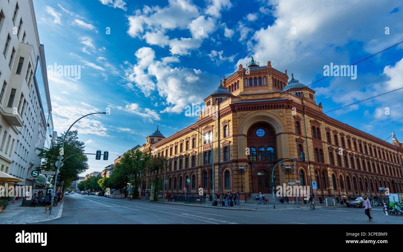 Neoromanisches Postfuhramt-Gebäude an der Oranienburger Straße, ein markantes Wahrzeichen aus dem 19. Jahrhundert in Berlin Mitte. Stockfoto