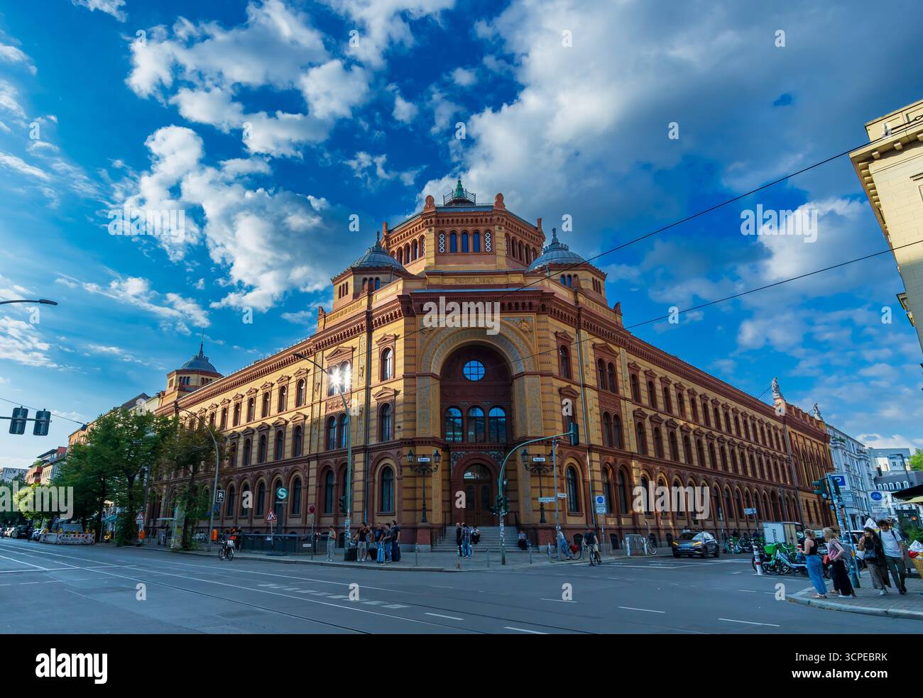 Neoromanisches Postfuhramt-Gebäude an der Oranienburger Straße, ein markantes Wahrzeichen aus dem 19. Jahrhundert in Berlin Mitte. Stockfoto