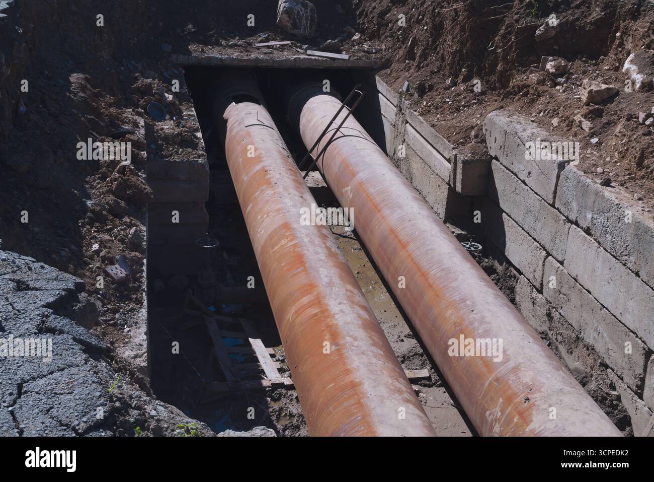 Austausch alter unterirdischer Wasserleitungen. Instandsetzung von unterirdischen Versorgungseinrichtungen. Stockfoto