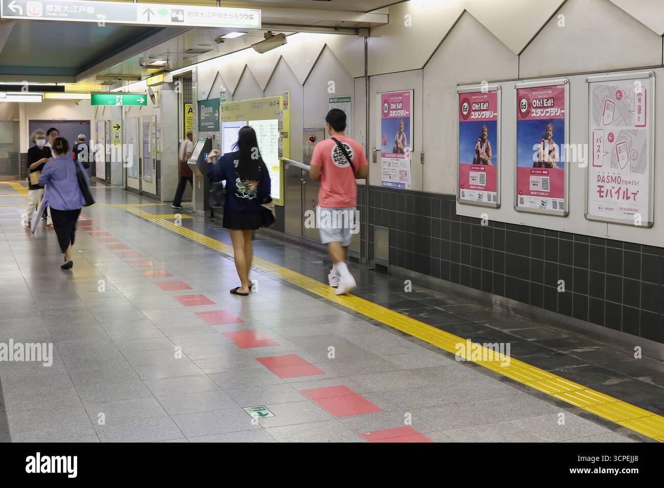 TOKIO, JAPAN - 9.12.2025: U-Bahn-Station TOEI Kuramae mit Plakaten für „Oh! Ed! Projekt“, eine Zusammenarbeit zwischen Ed Sheeran und der Oedo Line. Stockfoto