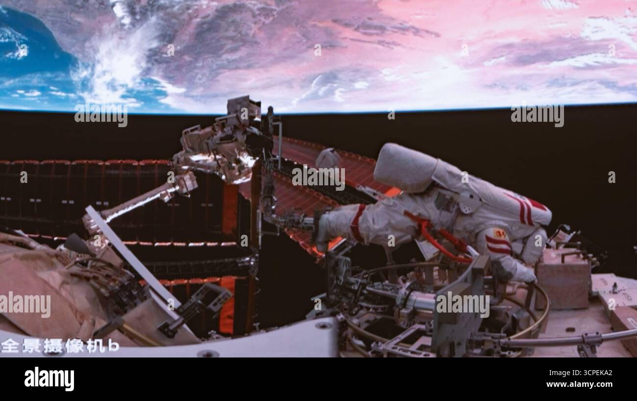 Peking, China. September 2025. Dieses Bild, das am 25. September 2025 im Beijing Aerospace Control Center aufgenommen wurde, zeigt den Shenzhou-20-Astronauten Wang Jie, der außerhalb der chinesischen Raumstation unterwegs ist. Die Shenzhou-20-Crew an Bord der chinesischen Raumstation beendete am Freitag die vierte Runde der außerfahrbaren Aktivitäten ihrer Mission, wie die China Manned Space Agency (CMSA) mitteilte. Quelle: Li Minggang/Xinhua/Alamy Live News Stockfoto