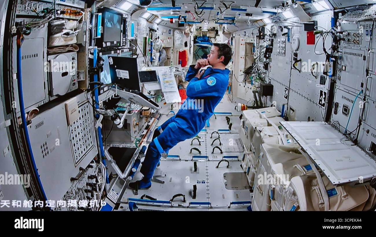 Peking, China. September 2025. Dieses Bild, das am 25. September 2025 im Beijing Aerospace Control Center aufgenommen wurde, zeigt den Shenzhou-20-Astronauten Chen Dong, der in Chinas Raumstation arbeitet. Die Shenzhou-20-Crew an Bord der chinesischen Raumstation beendete am Freitag die vierte Runde der außerfahrbaren Aktivitäten ihrer Mission, wie die China Manned Space Agency (CMSA) mitteilte. Quelle: Li Minggang/Xinhua/Alamy Live News Stockfoto