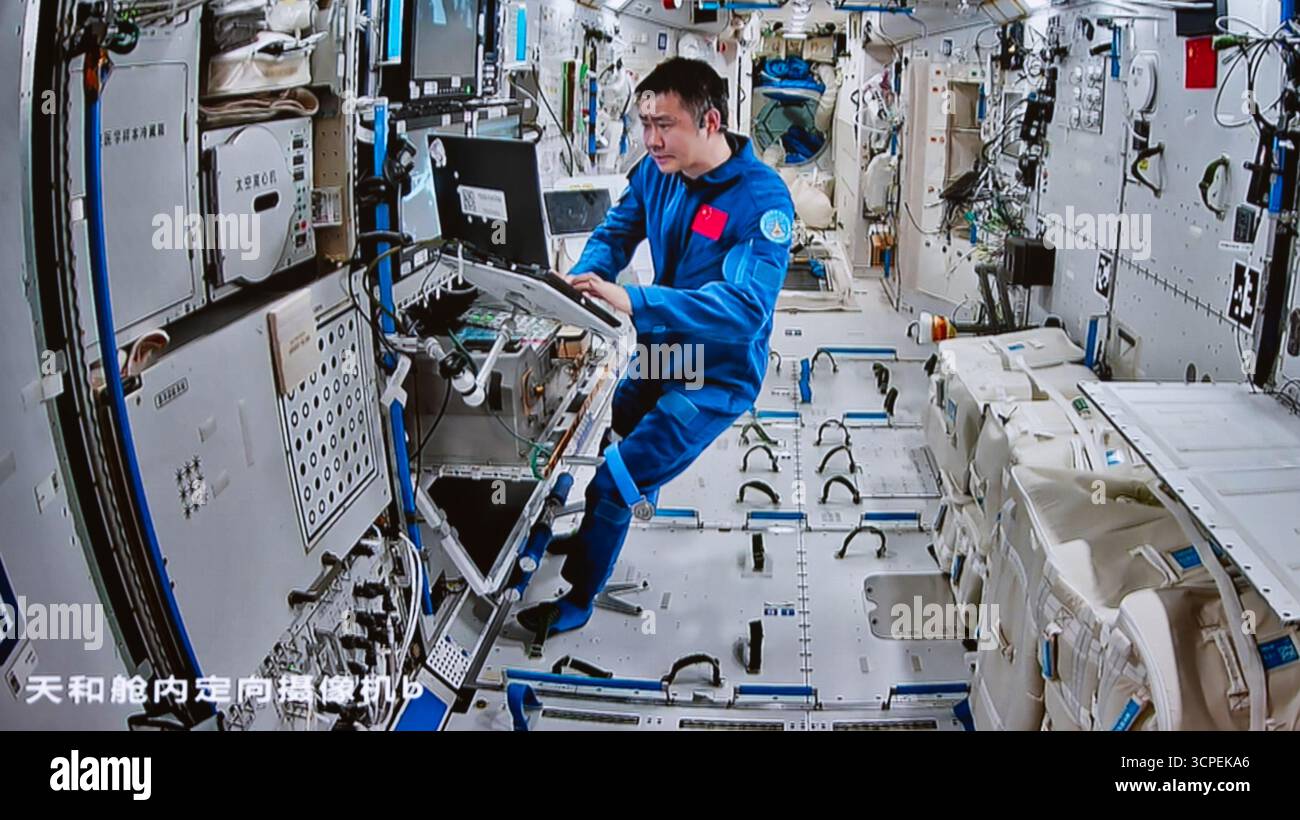 Peking, China. September 2025. Dieses Bild, das am 25. September 2025 im Beijing Aerospace Control Center aufgenommen wurde, zeigt den Shenzhou-20-Astronauten Chen Dong, der in Chinas Raumstation arbeitet. Die Shenzhou-20-Crew an Bord der chinesischen Raumstation beendete am Freitag die vierte Runde der außerfahrbaren Aktivitäten ihrer Mission, wie die China Manned Space Agency (CMSA) mitteilte. Quelle: Li Minggang/Xinhua/Alamy Live News Stockfoto