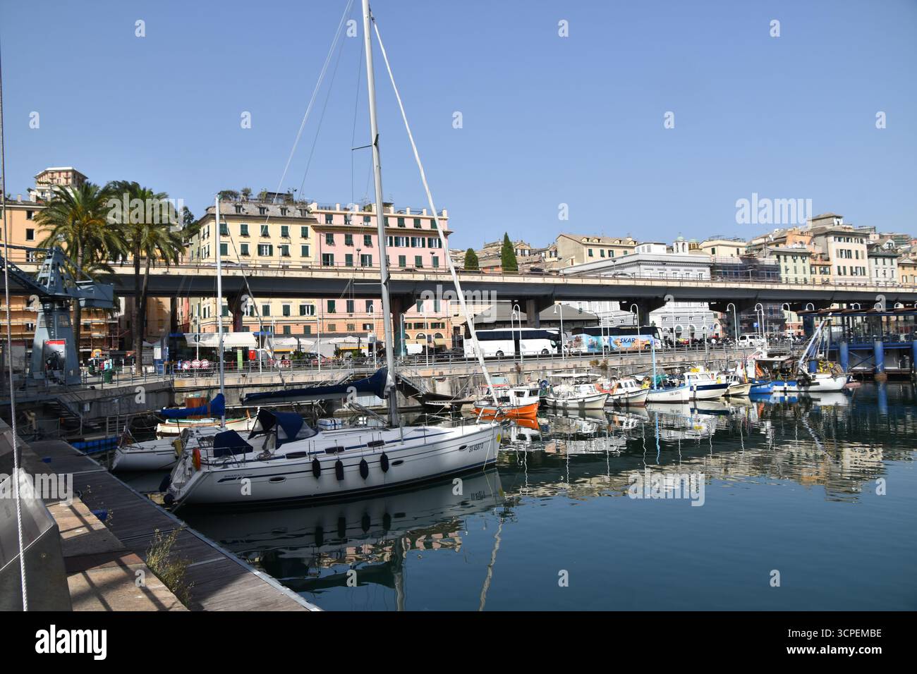 Eine ruhige Marina mit Segelbooten in Genua Stockfoto