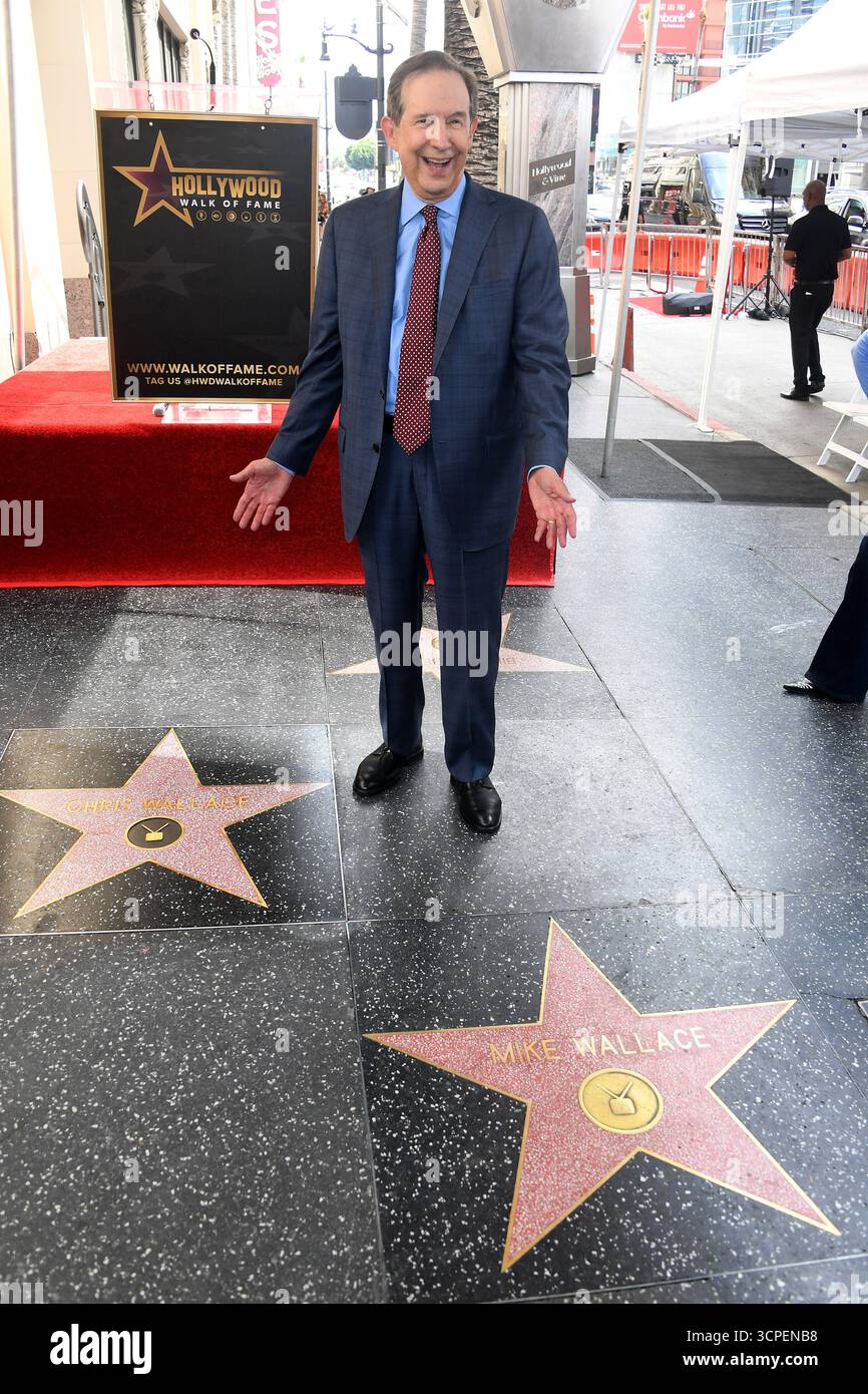 Hollywood, Usa. September 2025. Der Fernsehjournalist Chris Wallace posiert zwischen seinem Star und dem Journalisten seines Vaters Mike Wallace im Hollywood Walk of Fame. (Foto: Albert L Ortega/SOPA Images/SIPA USA) Credit: SIPA USA/Alamy Live News Stockfoto