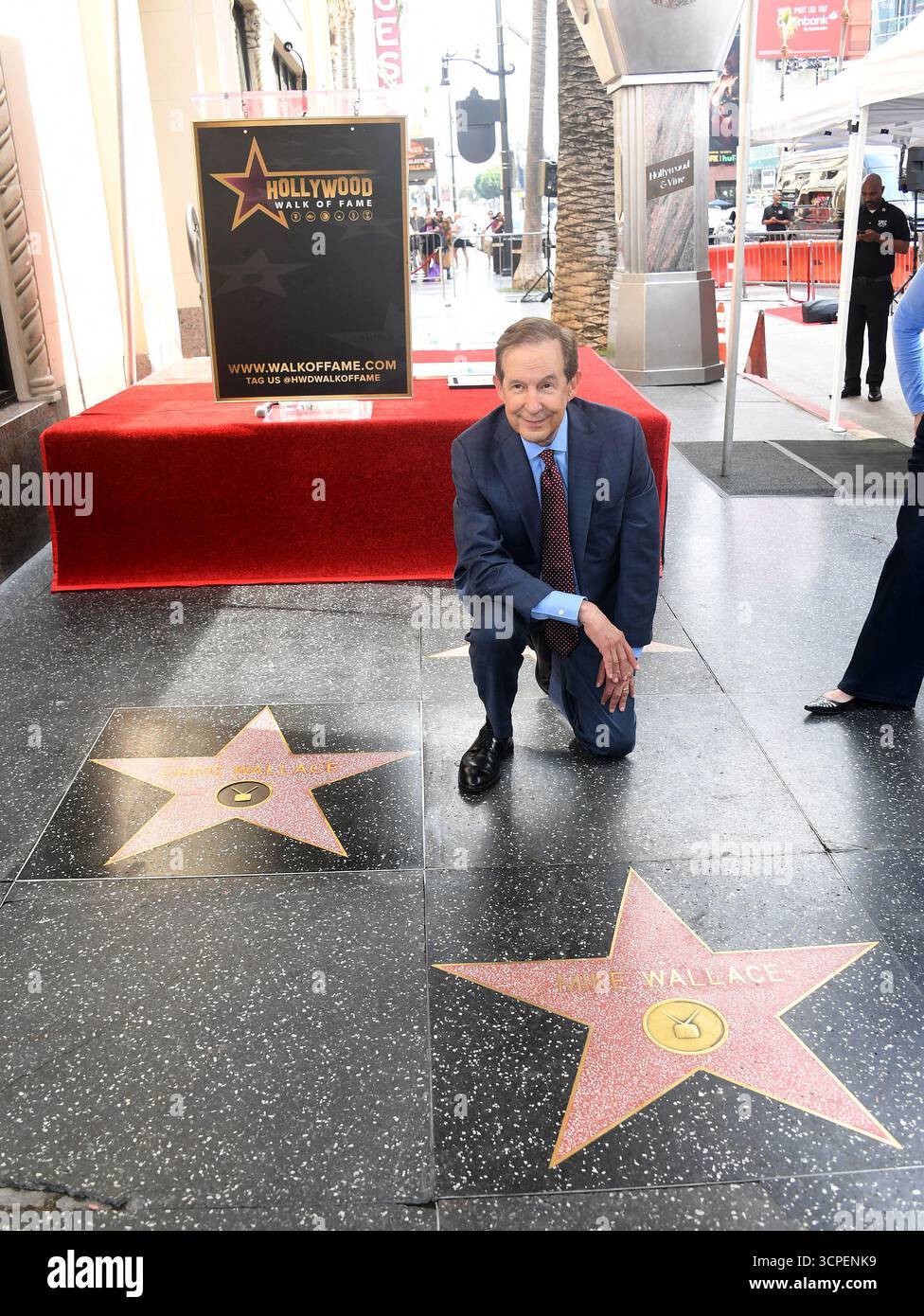Hollywood, Usa. September 2025. Der Fernsehjournalist Chris Wallace posiert zwischen seinem Star und dem Journalisten seines Vaters Mike Wallace im Hollywood Walk of Fame. (Foto: Albert L Ortega/SOPA Images/SIPA USA) Credit: SIPA USA/Alamy Live News Stockfoto