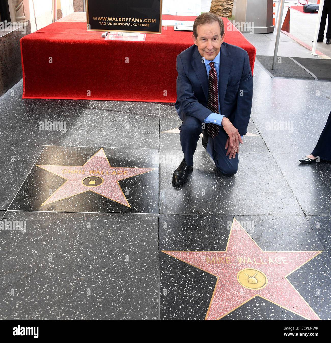Hollywood, Usa. September 2025. Der Fernsehjournalist Chris Wallace posiert zwischen seinem Star und dem Journalisten seines Vaters Mike Wallace im Hollywood Walk of Fame. Quelle: SOPA Images Limited/Alamy Live News Stockfoto