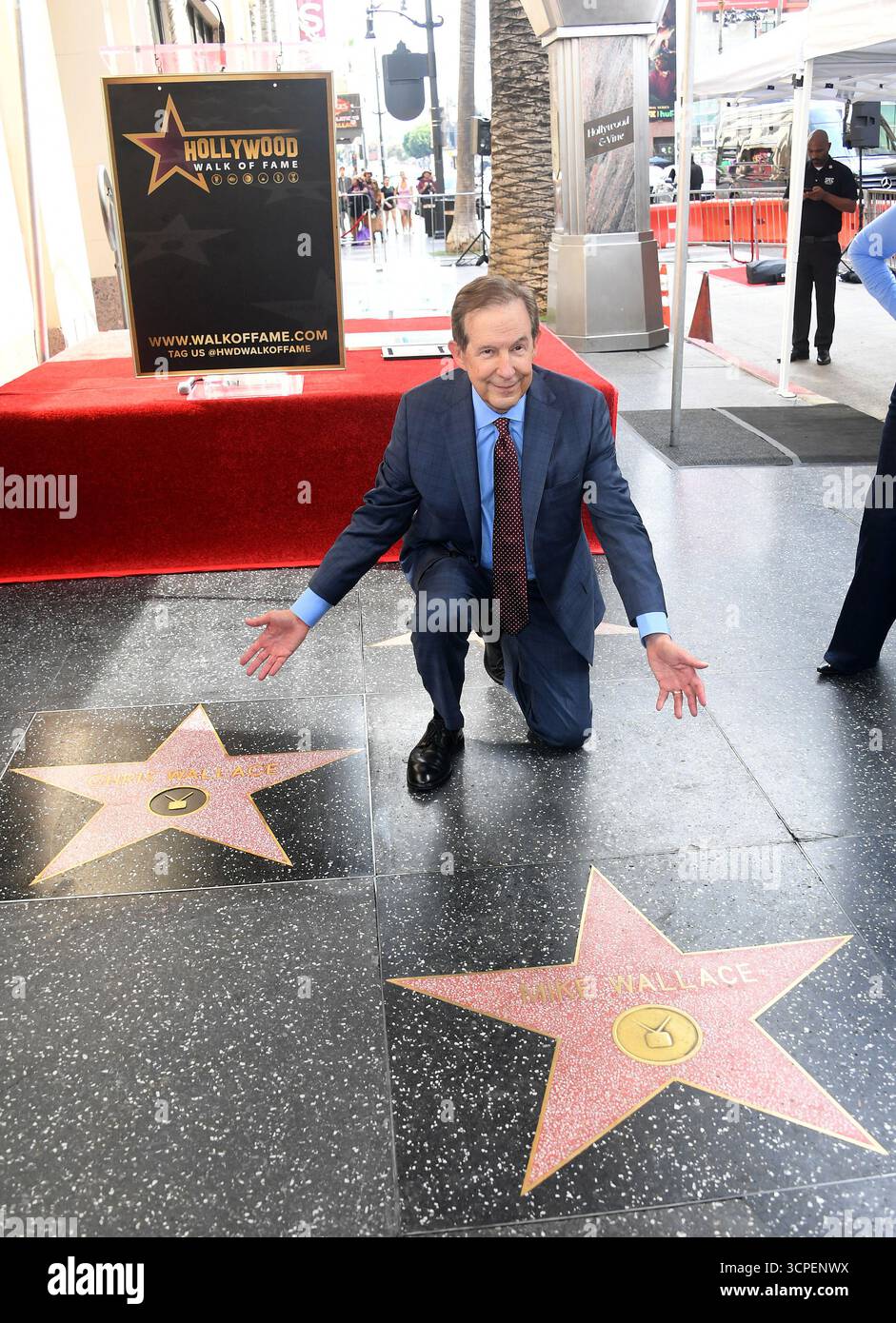 Hollywood, Usa. September 2025. Der Fernsehjournalist Chris Wallace posiert zwischen seinem Star und dem Journalisten seines Vaters Mike Wallace im Hollywood Walk of Fame. Quelle: SOPA Images Limited/Alamy Live News Stockfoto