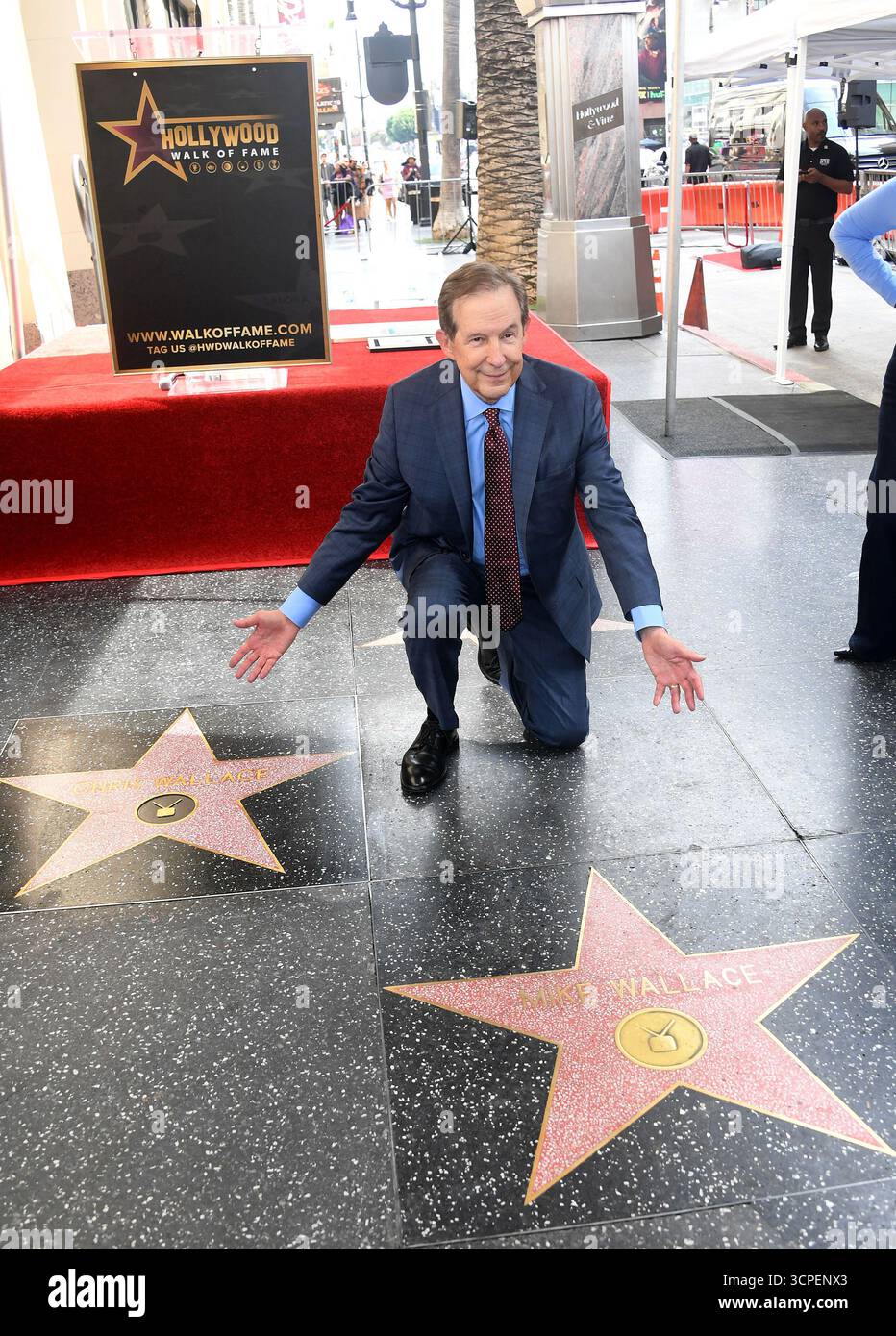 Hollywood, Usa. September 2025. Der Fernsehjournalist Chris Wallace posiert zwischen seinem Star und dem Journalisten seines Vaters Mike Wallace im Hollywood Walk of Fame. Quelle: SOPA Images Limited/Alamy Live News Stockfoto