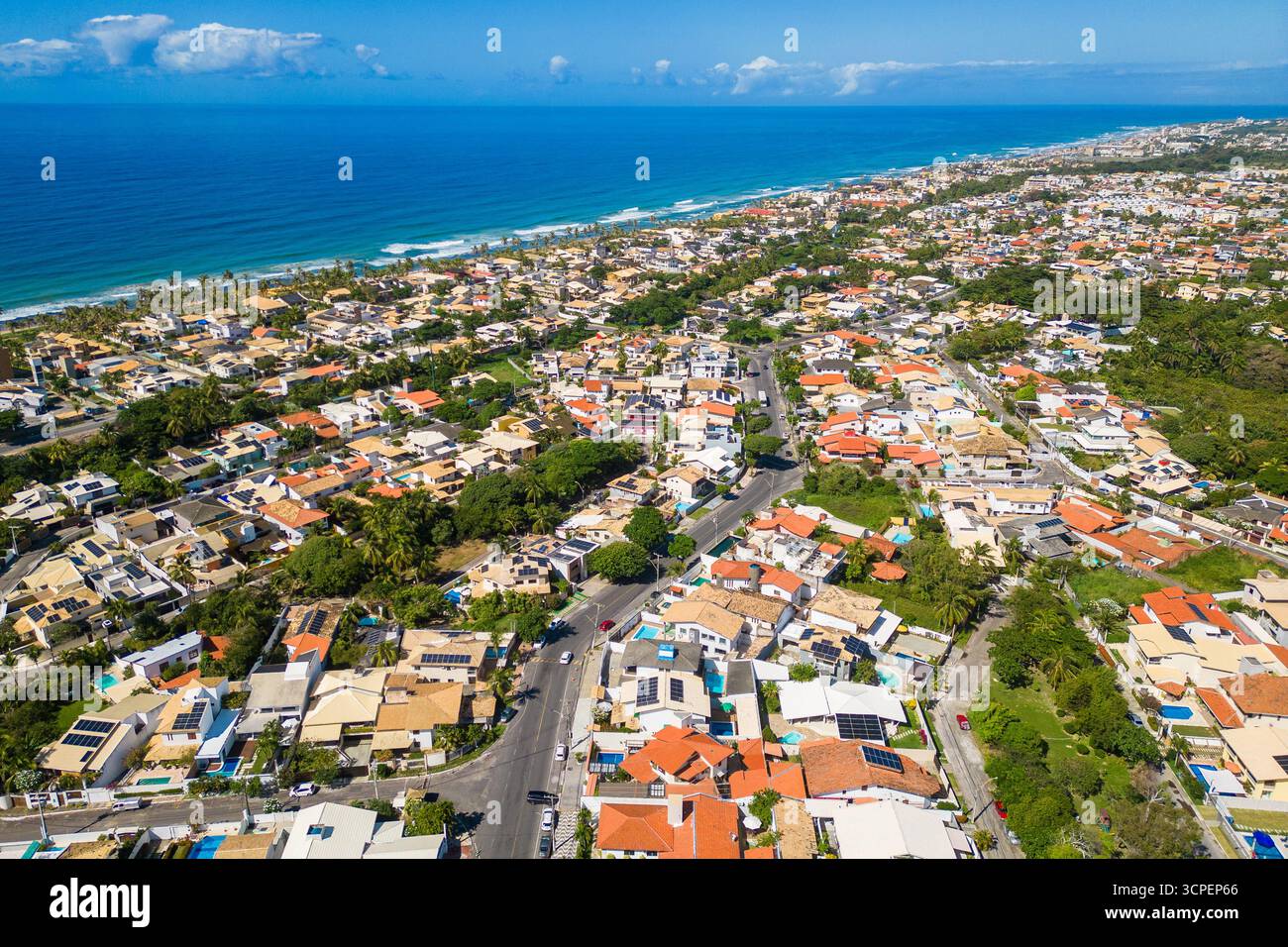 Blick aus der Vogelperspektive auf Lauro de Freitas, neben Salvador und vor dem Ozean Stockfoto