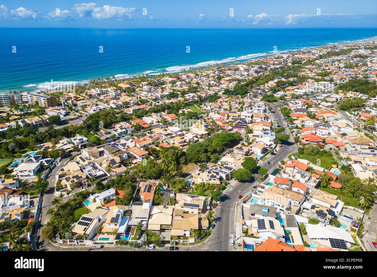 Blick aus der Vogelperspektive auf Lauro de Freitas, neben Salvador und vor dem Ozean Stockfoto