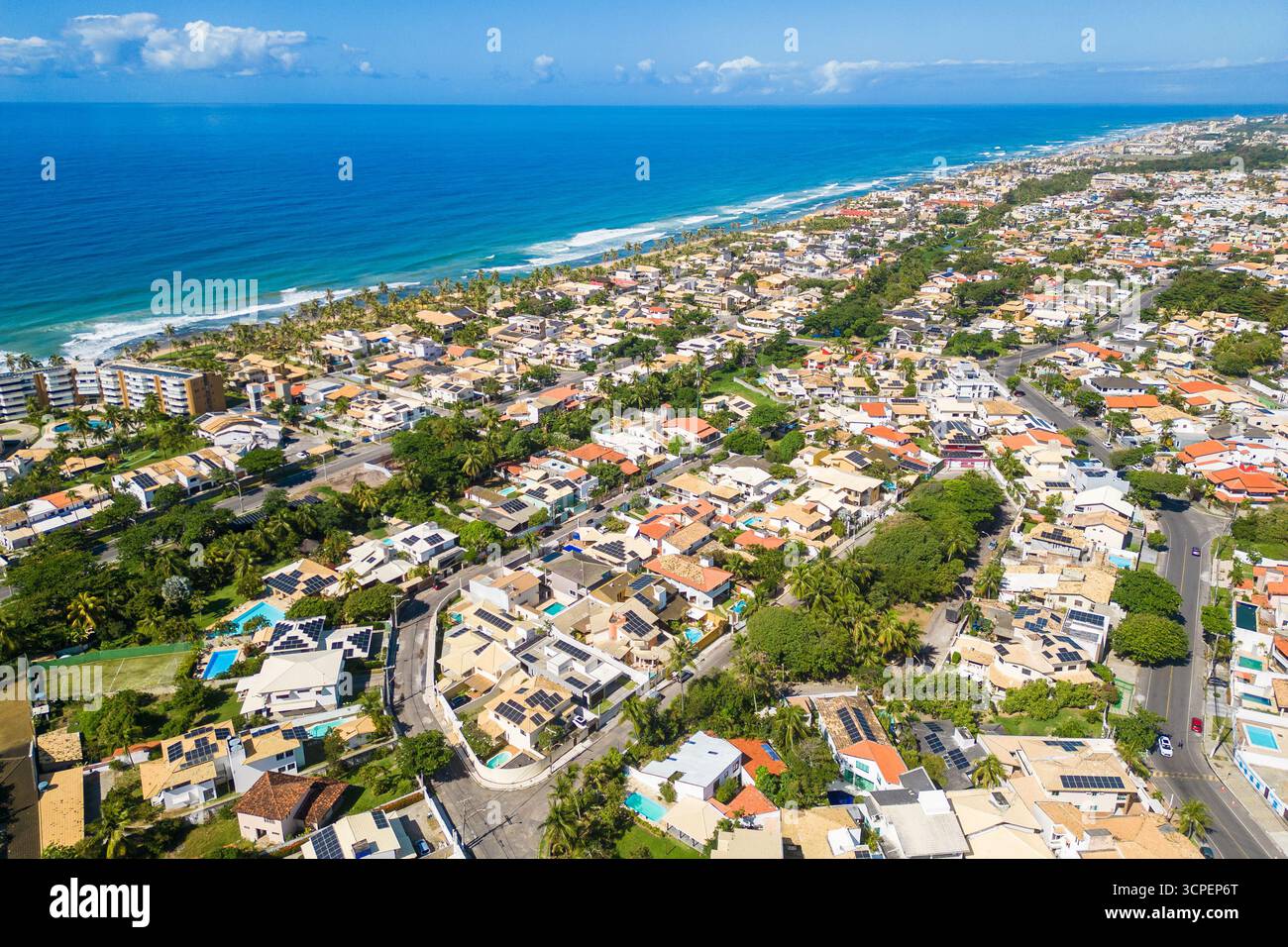 Blick aus der Vogelperspektive auf Lauro de Freitas, neben Salvador und vor dem Ozean Stockfoto