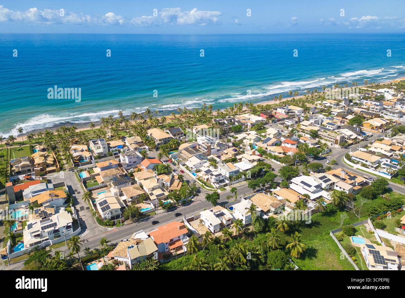 Blick aus der Vogelperspektive auf Lauro de Freitas, neben Salvador und vor dem Ozean Stockfoto