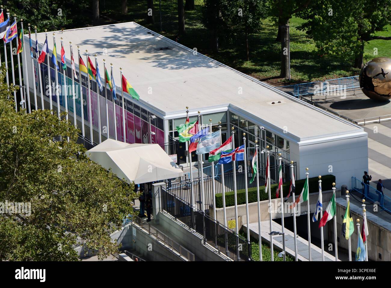 Flaggen vor dem Gebäude der Vereinten Nationen auf der First Avenue in Manhattan, New York, September 2025 Stockfoto