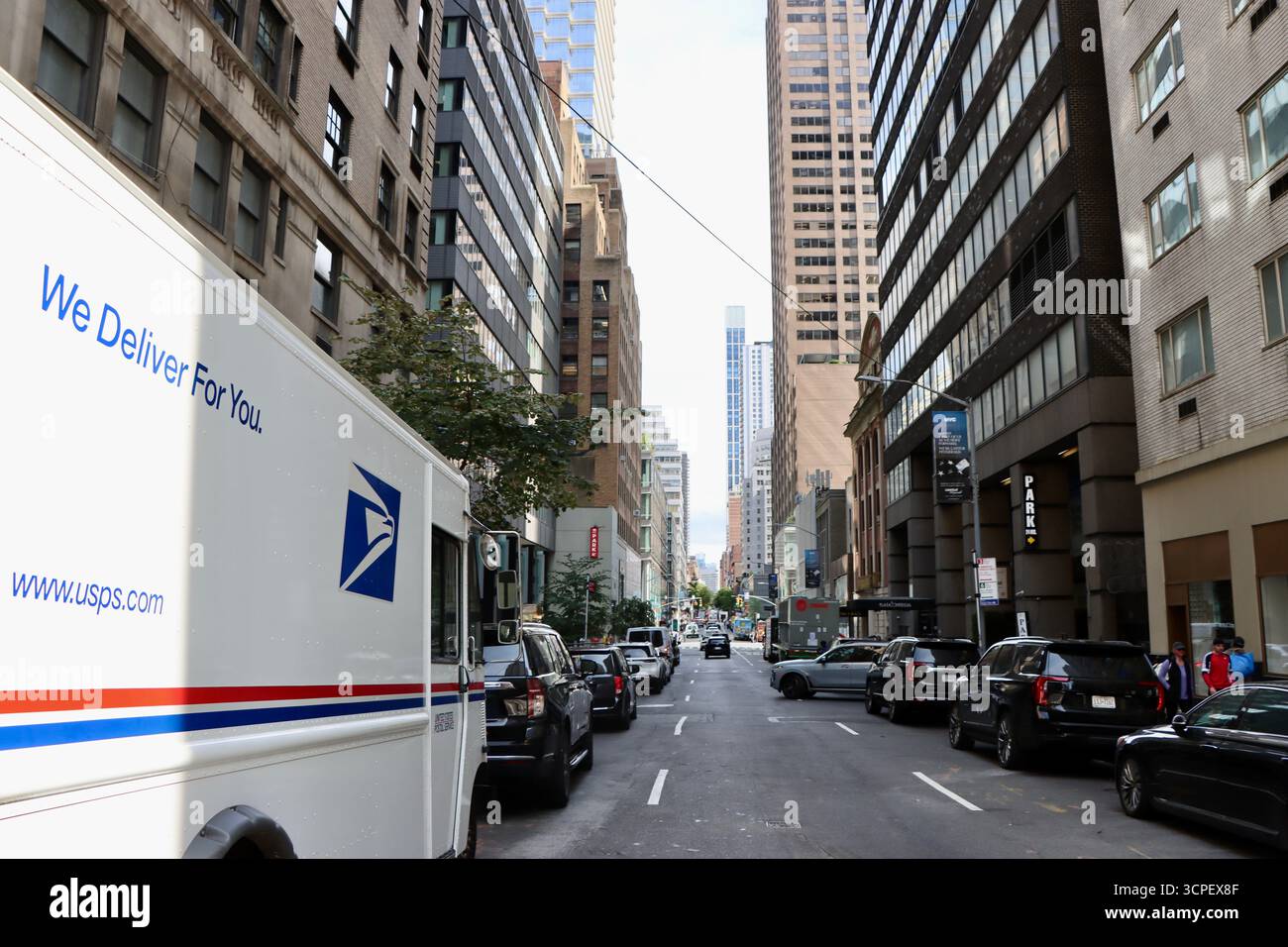 USPS-Lieferwagen in Manhattan Midtown Traffic, New York, September 2025 Stockfoto