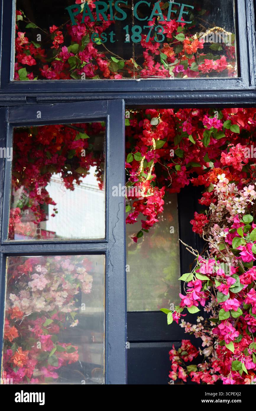 Tische draußen im historischen Paris Café an der Ecke Peck Slip und South Street am South Street Seaport in Downtown Manhattan, New York, September 2025 Stockfoto