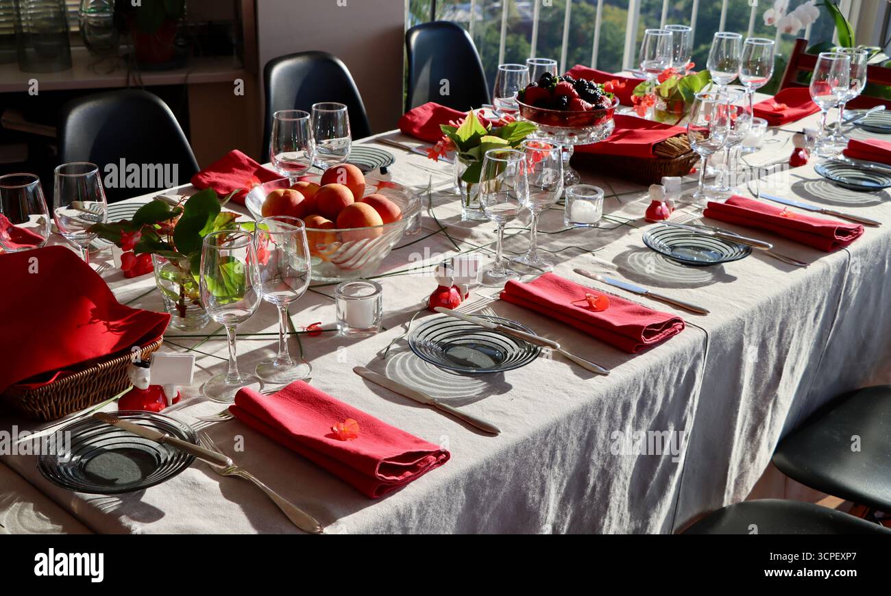 Dekorierter Tisch wartet auf Gäste für das frühe Herbstdinner, September 2025 Stockfoto