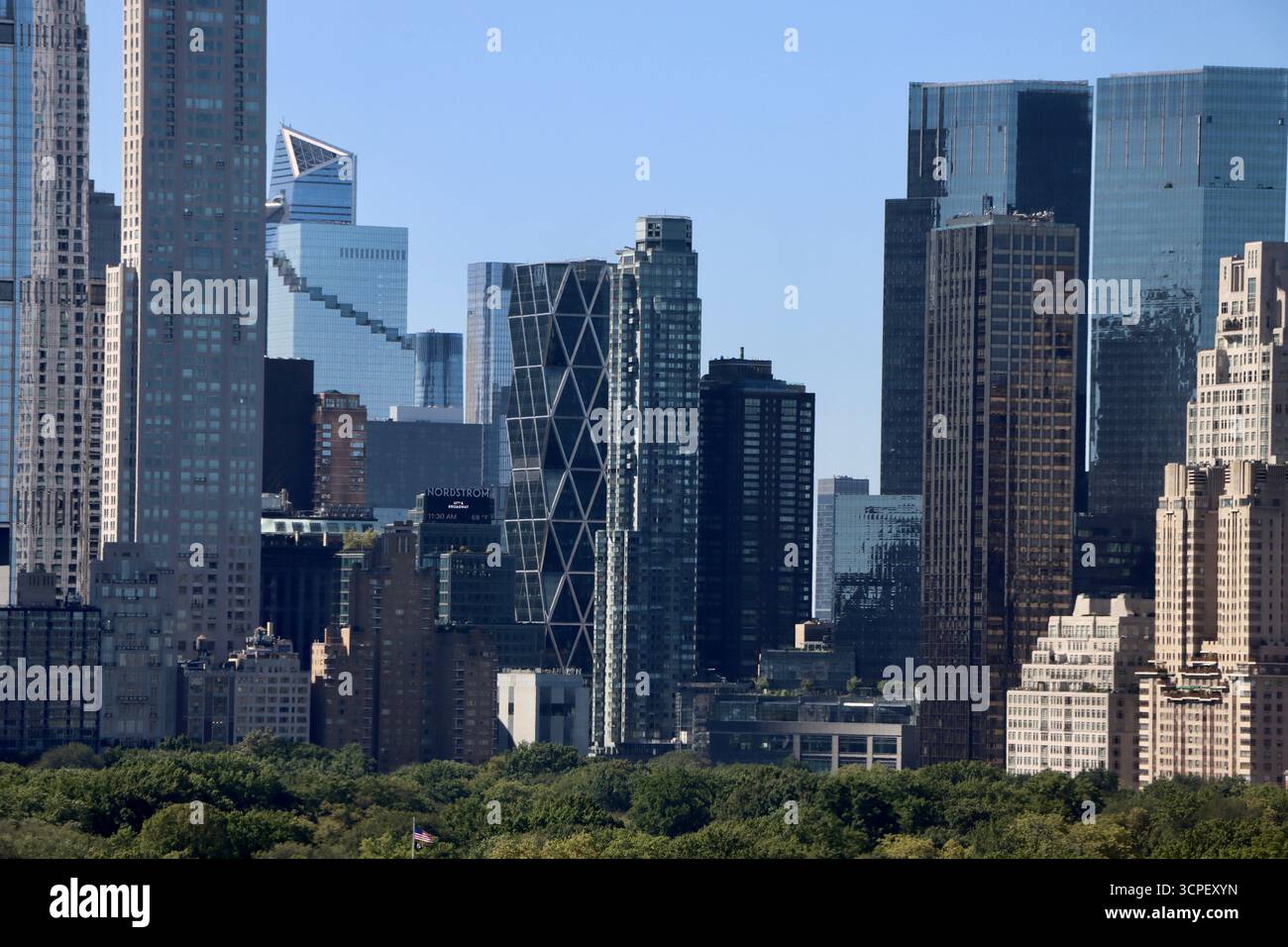 Gebäude um Columbus Circle und Central Park South in Manhatttan, New York, September 2025 Stockfoto