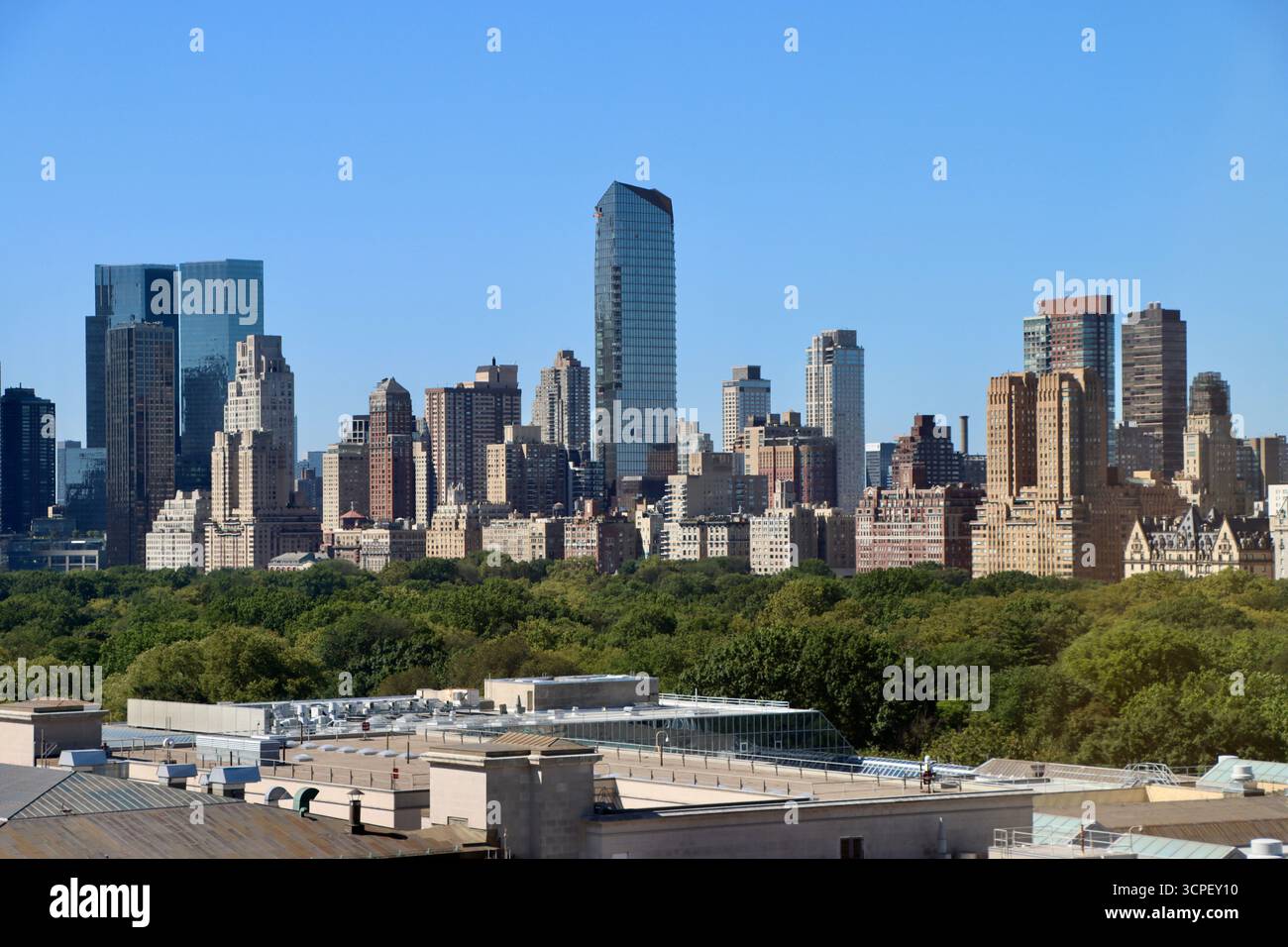 Gebäude rund um den Columbus Circle und Central Park West über dem Dach des Metropolitan Museum and Central Park, New York, September 2025 Stockfoto