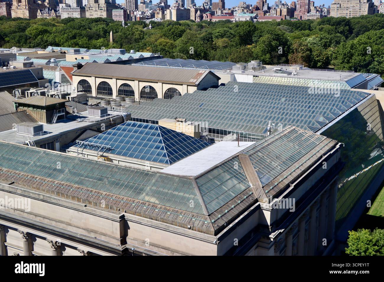 Die Dächer des Metropolitan Museums im Central Park mit Central Park West im Hintergrund, Luftaufnahme, September 2025 Stockfoto
