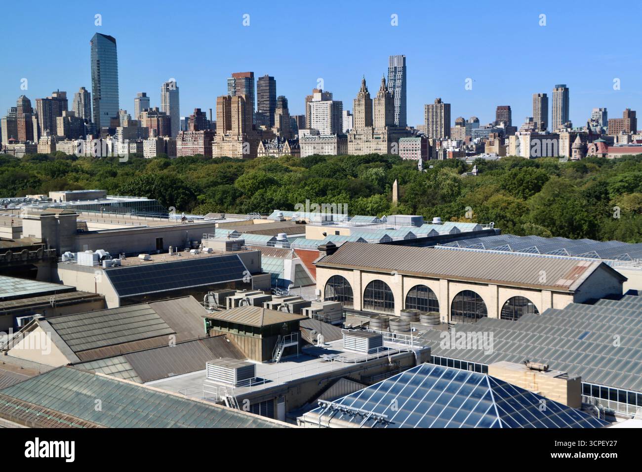 Die Dächer des Metropolitan Museums im Central Park mit Central Park West im Hintergrund, Luftaufnahme, September 2025 Stockfoto