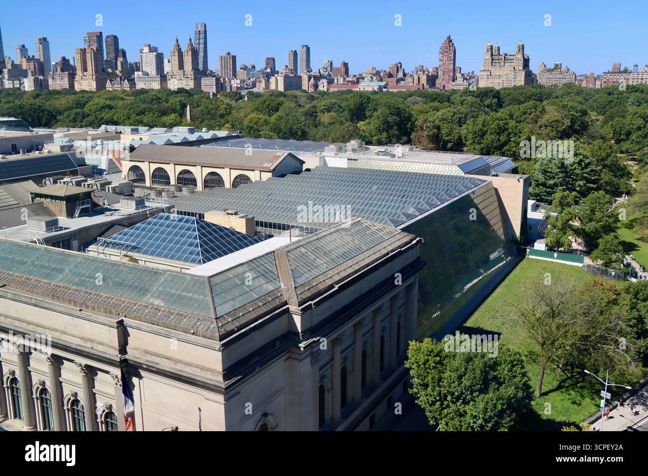 Die Dächer des Metropolitan Museums im Central Park mit Central Park West im Hintergrund, Luftaufnahme, September 2025 Stockfoto