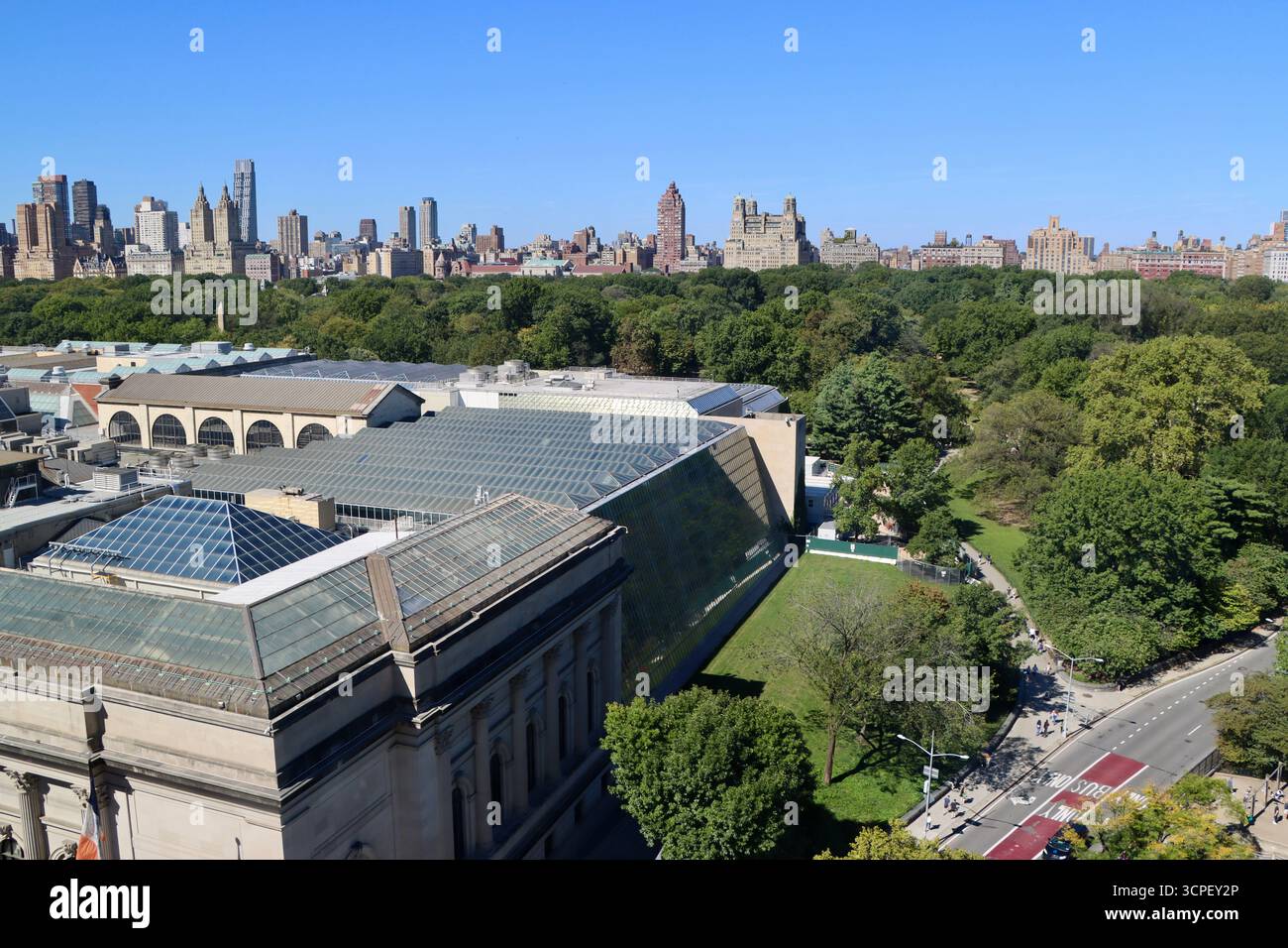Die Dächer des Metropolitan Museums im Central Park mit Central Park West im Hintergrund, Luftaufnahme, September 2025 Stockfoto