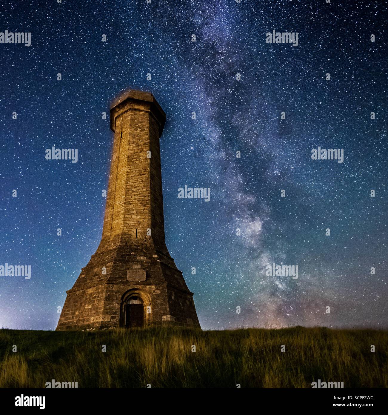 Portesham, Dorset, Großbritannien. September 2025. Wetter in Großbritannien: Die Sterne der Milchstraße leuchten hell am klaren Nachthimmel über dem Hardy Monument bei Portesham in Dorset. Das teleskopförmige Denkmal wurde 1844 in Gedenken an Vizeadmiral Sir Thomas Masterman Hardy errichtet, der Flaggenkapitän der HMS Victory in der Schlacht von Trafalgar war. Bildnachweis: Graham Hunt/Alamy Live News Stockfoto