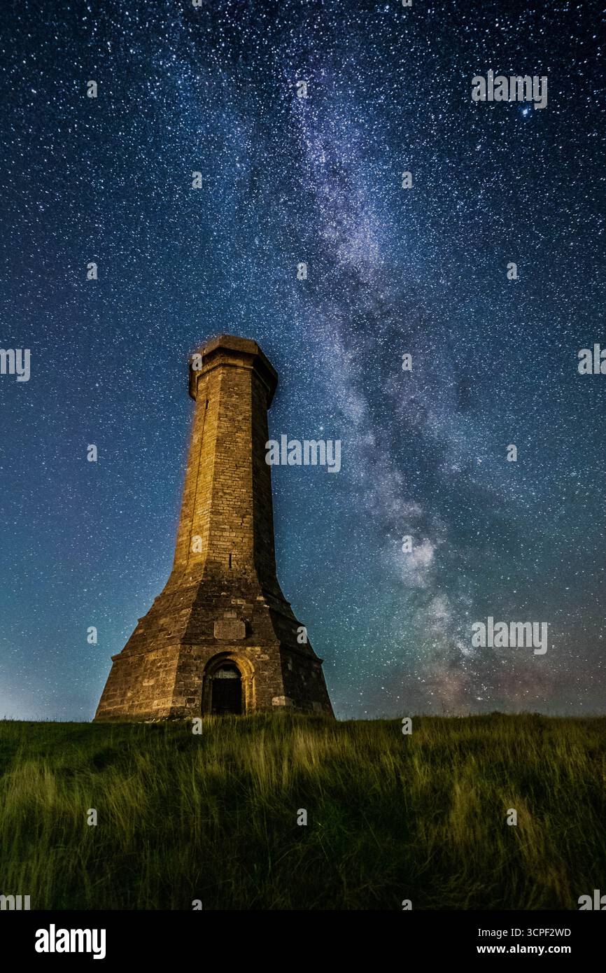 Portesham, Dorset, Großbritannien. September 2025. Wetter in Großbritannien: Die Sterne der Milchstraße leuchten hell am klaren Nachthimmel über dem Hardy Monument bei Portesham in Dorset. Das teleskopförmige Denkmal wurde 1844 in Gedenken an Vizeadmiral Sir Thomas Masterman Hardy errichtet, der Flaggenkapitän der HMS Victory in der Schlacht von Trafalgar war. Bildnachweis: Graham Hunt/Alamy Live News Stockfoto