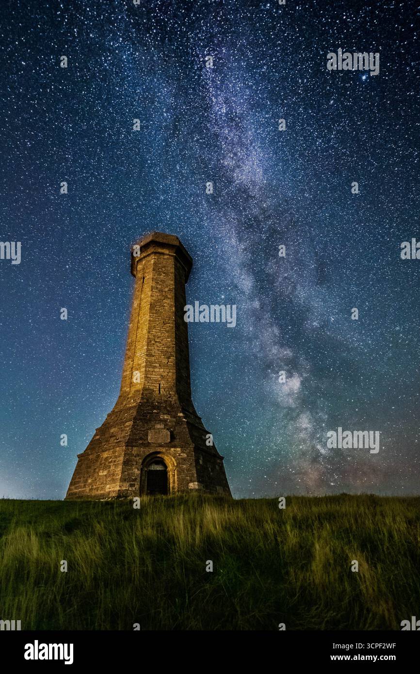 Portesham, Dorset, Großbritannien. September 2025. Wetter in Großbritannien: Die Sterne der Milchstraße leuchten hell am klaren Nachthimmel über dem Hardy Monument bei Portesham in Dorset. Das teleskopförmige Denkmal wurde 1844 in Gedenken an Vizeadmiral Sir Thomas Masterman Hardy errichtet, der Flaggenkapitän der HMS Victory in der Schlacht von Trafalgar war. Bildnachweis: Graham Hunt/Alamy Live News Stockfoto
