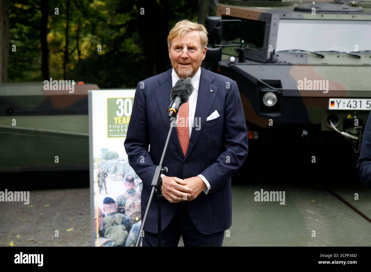 König Willem-Alexander der Niederlande beim Treffen mit Soldatinnen und Soldaten anlässlich von 30 Jahren Deutsch-Niederländisches Corps auf dem Gelände des Corps. Münster, 25.09.2025 *** König Willem Alexander der Niederlande beim Treffen mit Soldaten anlässlich 30 Jahre Deutsch-Niederländisches Korps auf dem Gelände des Münster Corps, 25 09 2025 Foto:xAgenturxWehnertx/xGränzdörferx/xFuturexImagex steinmeier alexander 5935 Stockfoto