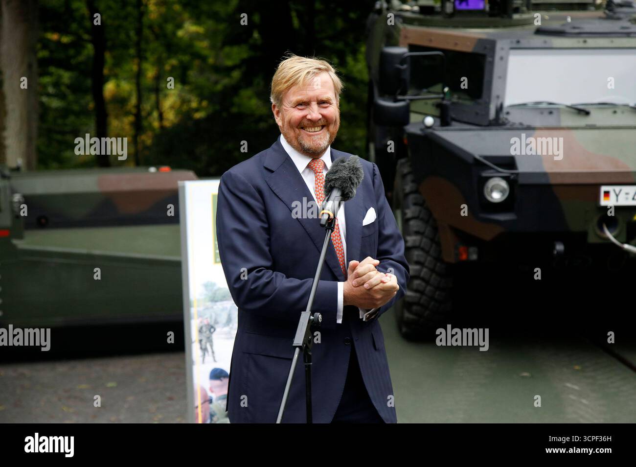 König Willem-Alexander der Niederlande beim Treffen mit Soldatinnen und Soldaten anlässlich von 30 Jahren Deutsch-Niederländisches Corps auf dem Gelände des Corps. Münster, 25.09.2025 *** König Willem Alexander der Niederlande beim Treffen mit Soldaten anlässlich 30 Jahre Deutsch-Niederländisches Korps auf dem Gelände des Münster Corps, 25 09 2025 Foto:xAgenturxWehnertx/xGränzdörferx/xFuturexImagex steinmeier alexander 5937 Stockfoto