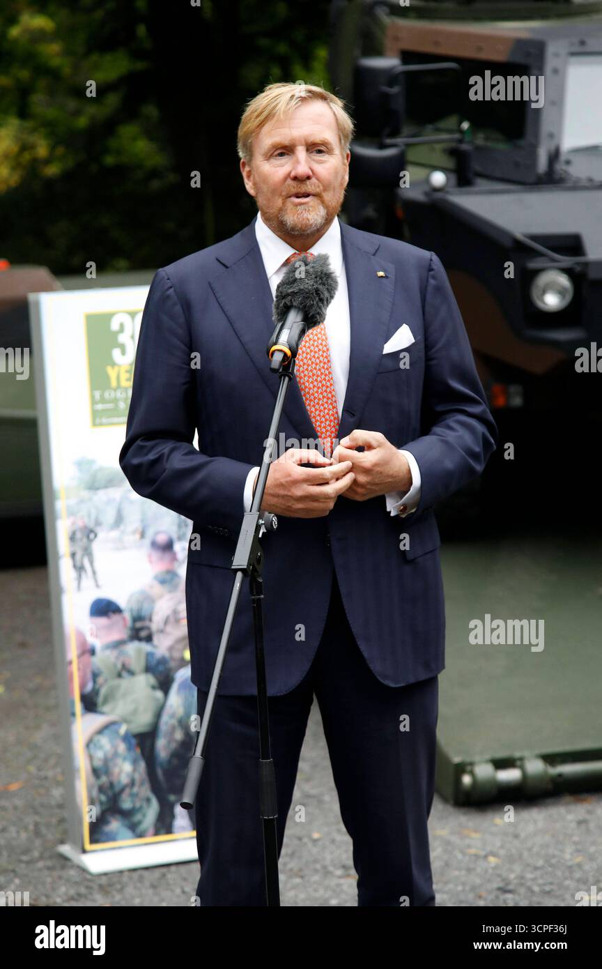 König Willem-Alexander der Niederlande beim Treffen mit Soldatinnen und Soldaten anlässlich von 30 Jahren Deutsch-Niederländisches Corps auf dem Gelände des Corps. Münster, 25.09.2025 *** König Willem Alexander der Niederlande beim Treffen mit Soldaten anlässlich 30 Jahre Deutsch-Niederländisches Korps auf dem Gelände des Münster Corps, 25 09 2025 Foto:xAgenturxWehnertx/xGränzdörferx/xFuturexImagex steinmeier alexander 5934 Stockfoto