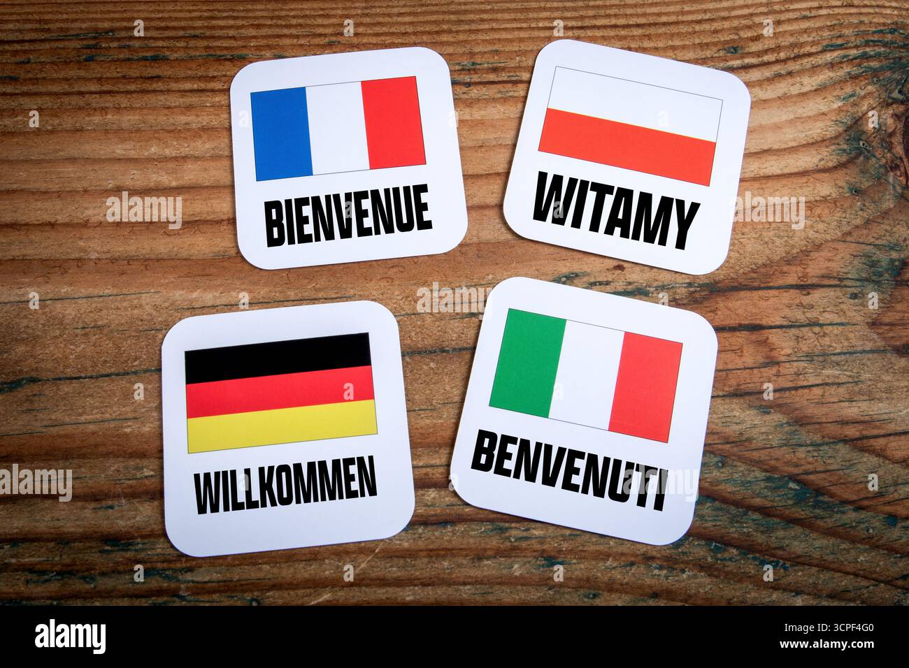 Europäische Begrüßungsschilder mit Landesflaggen und Sprachen. Stockfoto