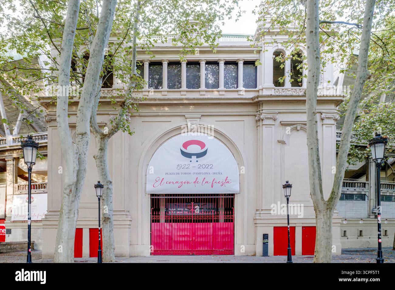 Historische Stierkampfarena Plaza De Toros In Pamplona, Wo Der Berühmte San Fermin Running Of Bulls Endet. Traditionelle spanische Stierkampfarena, Veranstaltungsort des Festivals Stockfoto