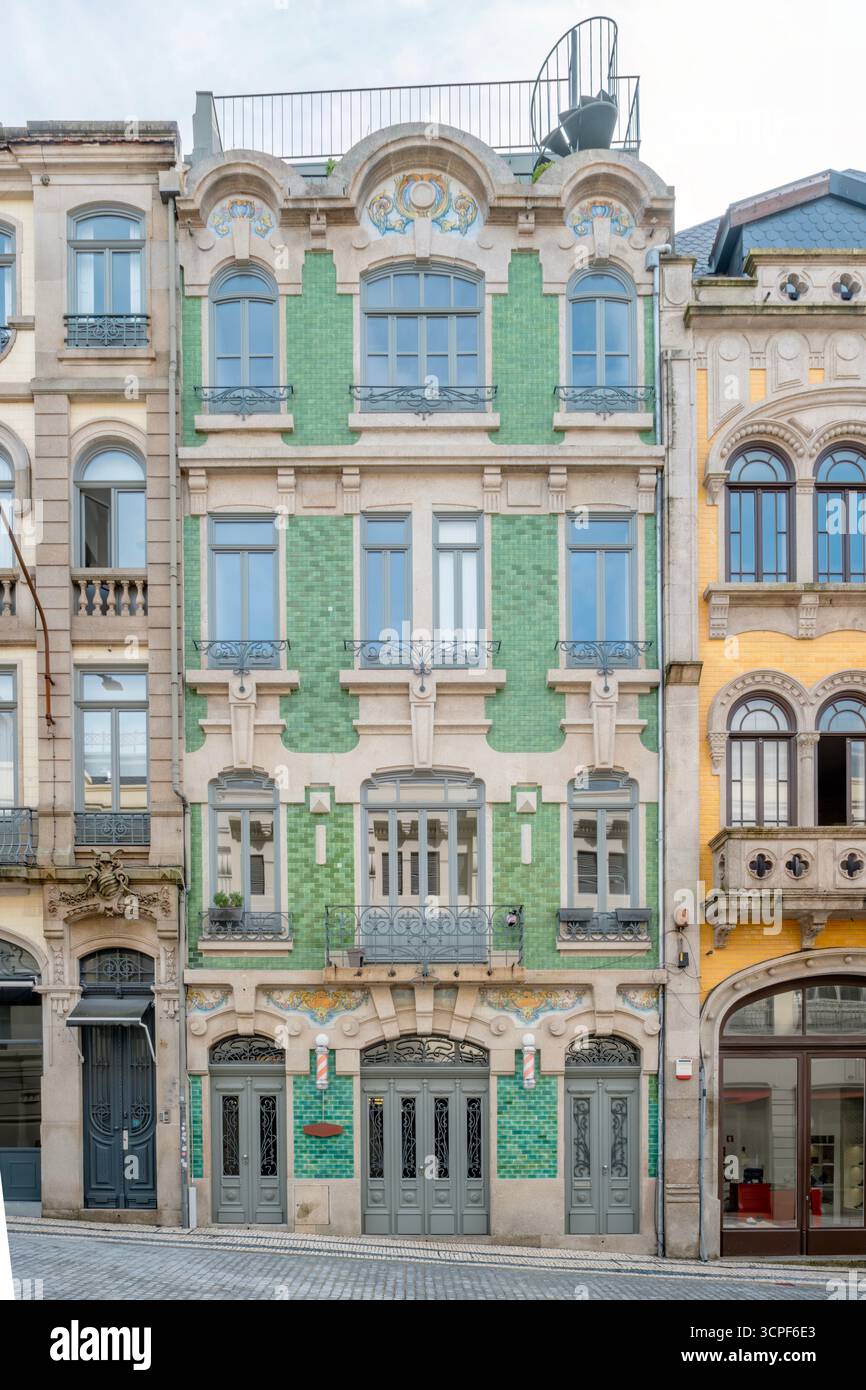 Historische Fassade Des Porto-Gebäudes Mit Hellgrünen Azulejo-Fliesen, Verzierten Dekorativen Stuckarbeiten, Portugal. Traditionelle Architektur, Downtown Street Stockfoto