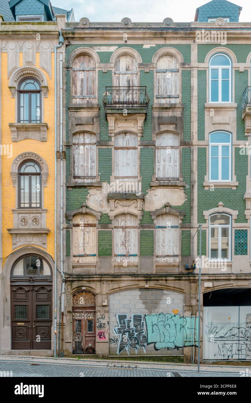 Verlassene Fassade Des Porto-Gebäudes Mit Verblassten Grünen Azulejo-Fliesen, Downtown Street. Architektonischer Verfall, Urbane Textur, Traditionell, Altstadt, Düster Stockfoto