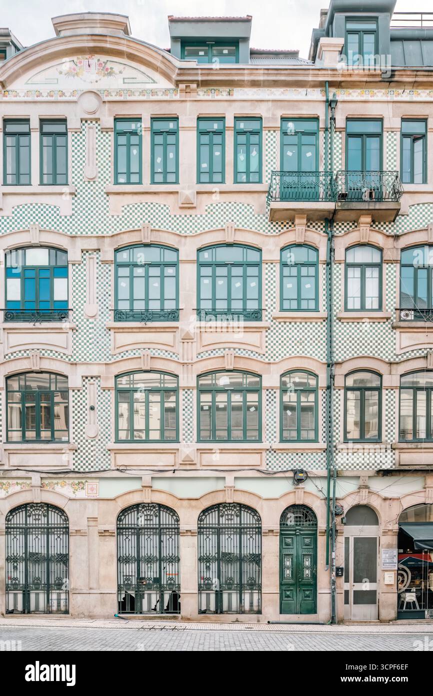 Porto Gebäudefassade Mit Kariertem Grünen Azulejo-Fliesenmuster, Portugal. Traditionelles Tiling, städtische Symmetrie, Downtown Street Scene, Grün und weiß Stockfoto