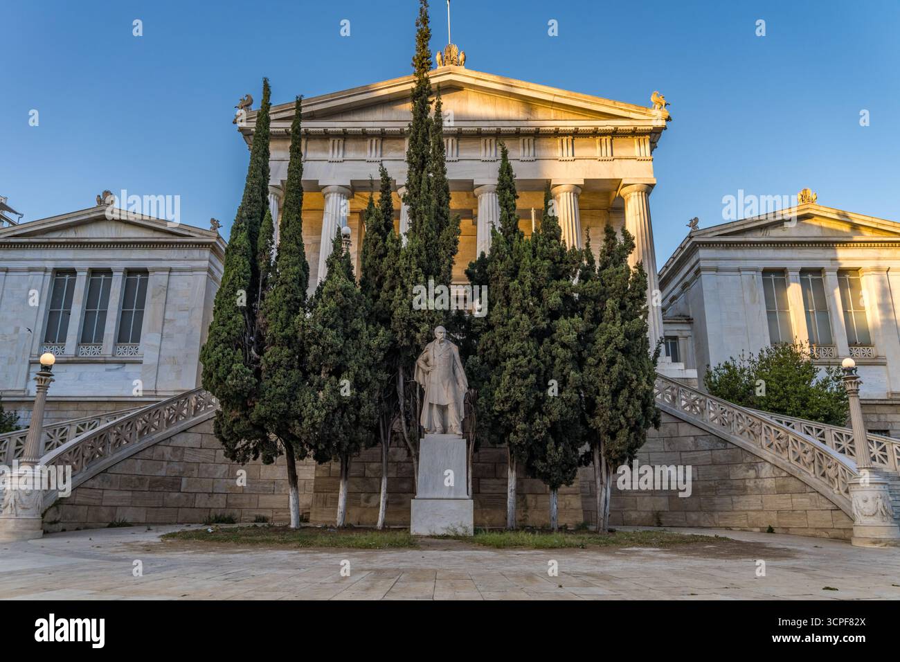 Vorderansicht der Nationalbibliothek von Griechenland, neoklassizistische Architektur mit dorischen Säulen und Marmortreppe, Athen. Mai 2025 Stockfoto