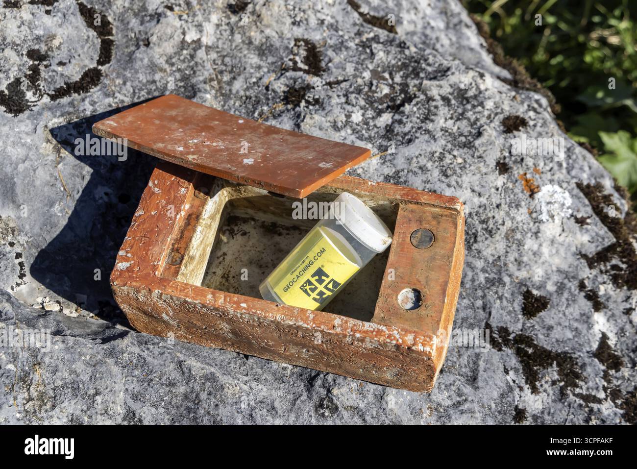 Geocaching, sehr offensichtliches Versteck im Bereich des Biosphärenzentrums der Schwäbischen Alb. Die GPS-Schnitzeljagd führt zu Verstecken. Ein Geocache ist ein Stockfoto