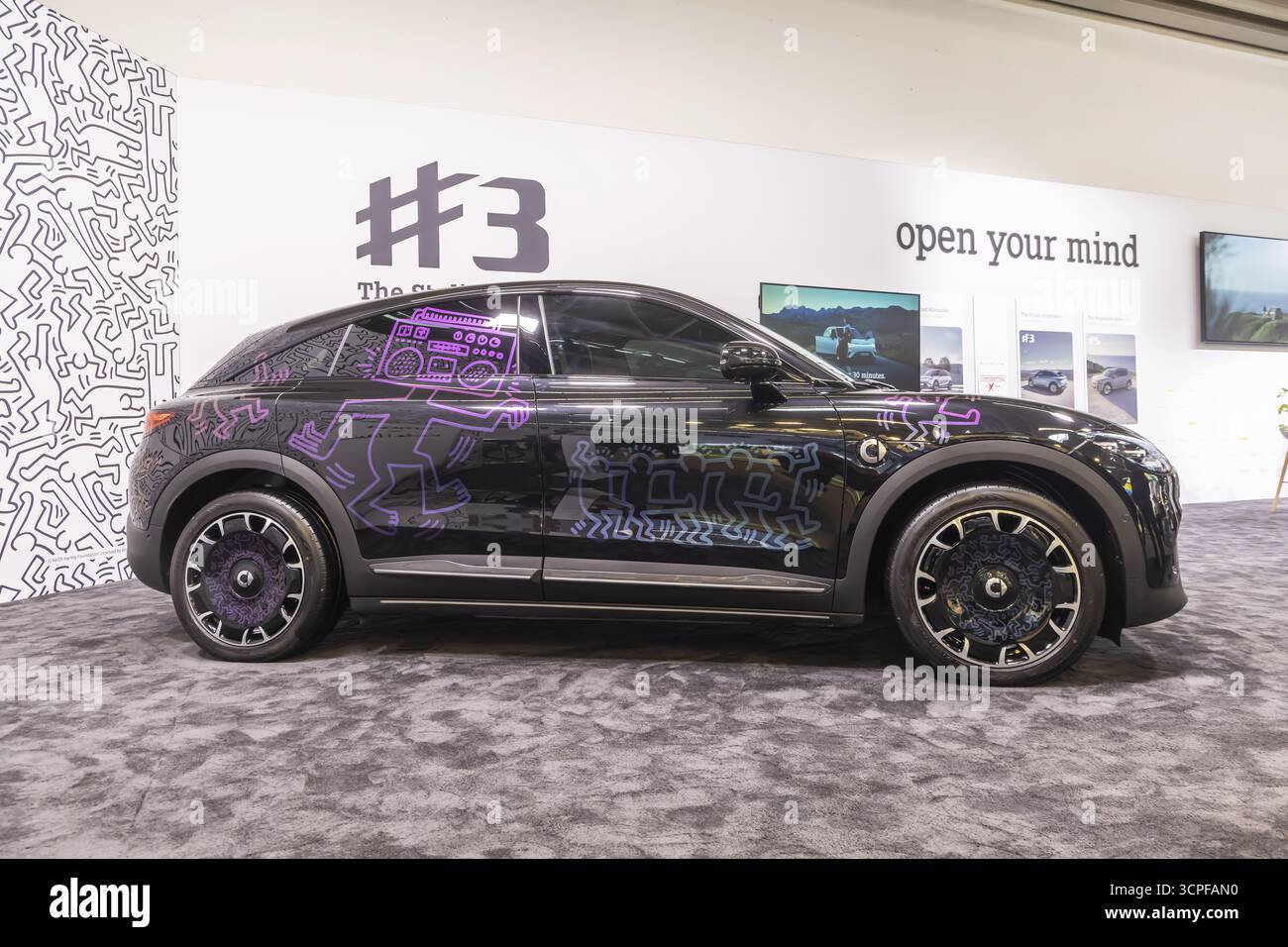 Keith Haring Art Car. Intelligent. IAA-MOBILITÄT in München. Die Automobilmesse präsentiert sich als ganzheitliche Mobilitätsmesse. Die Autos fahren weiter auf der Mittelstraße Stockfoto