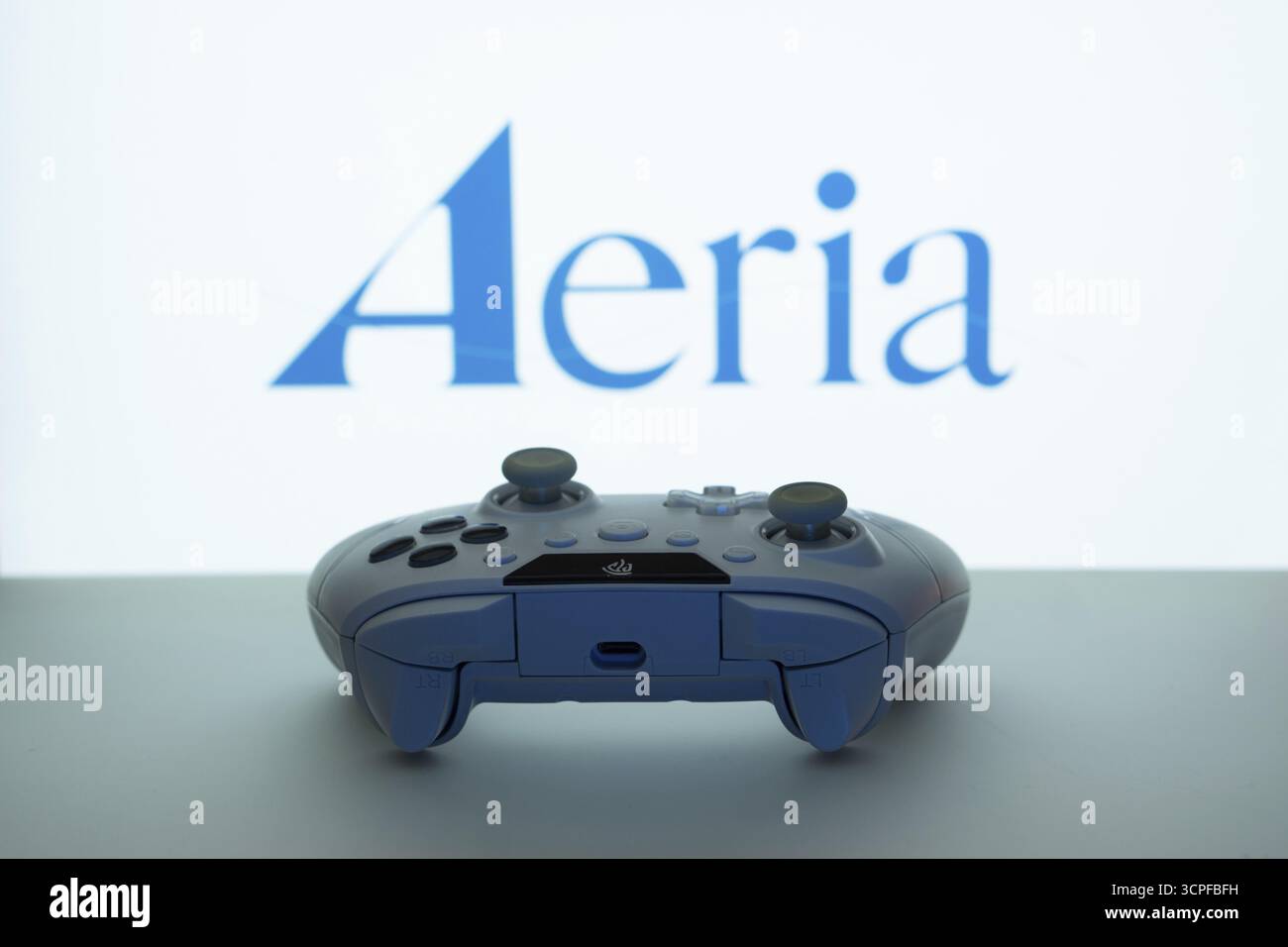 Dhaka, Bangladesch, 23. September 2025: Spielecontroller vor dem Aeria-Logo auf einem Hintergrund Stockfoto