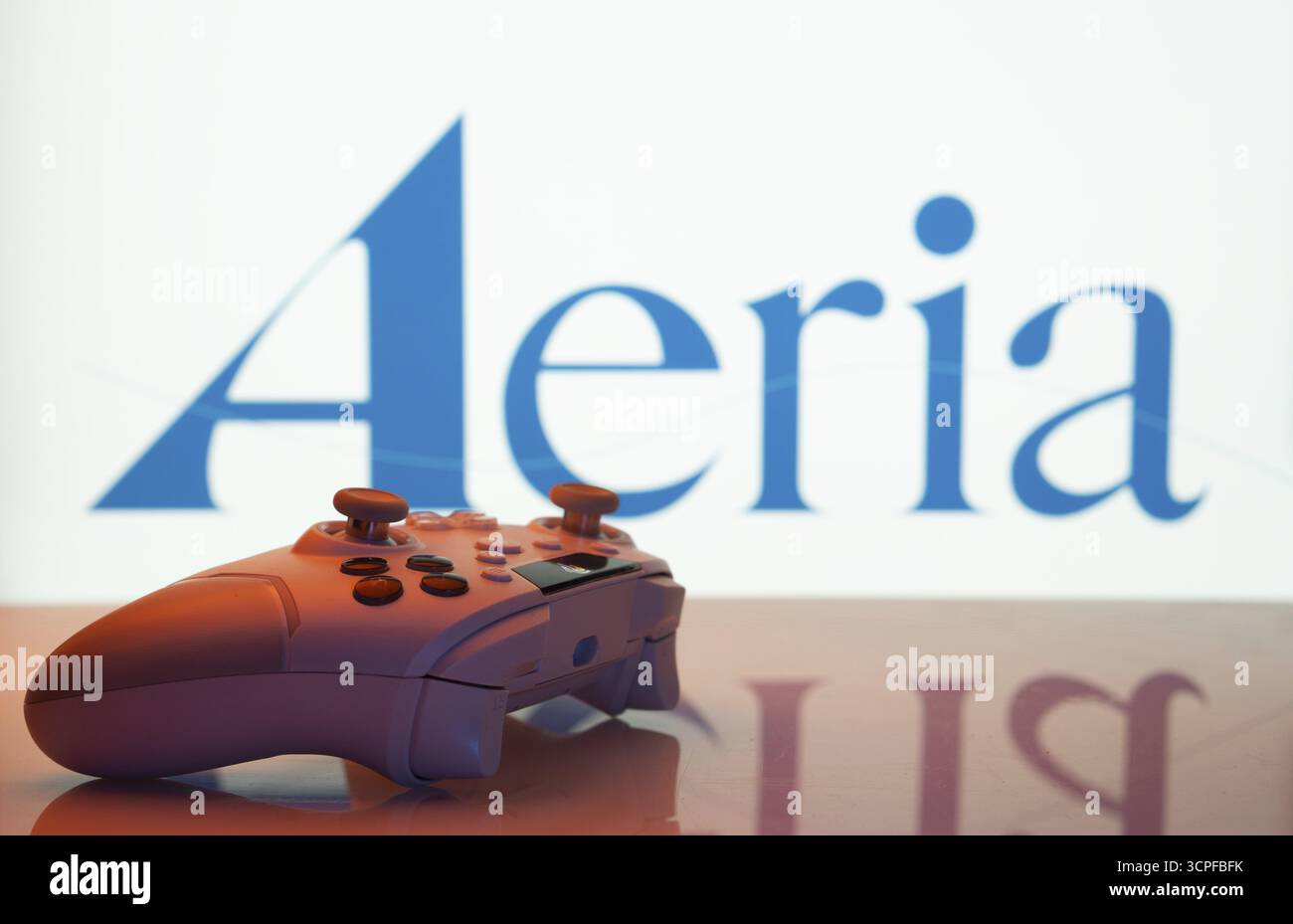 Dhaka, Bangladesch, 23. September 2025: Spielecontroller vor dem Aeria-Logo auf einem Hintergrund Stockfoto