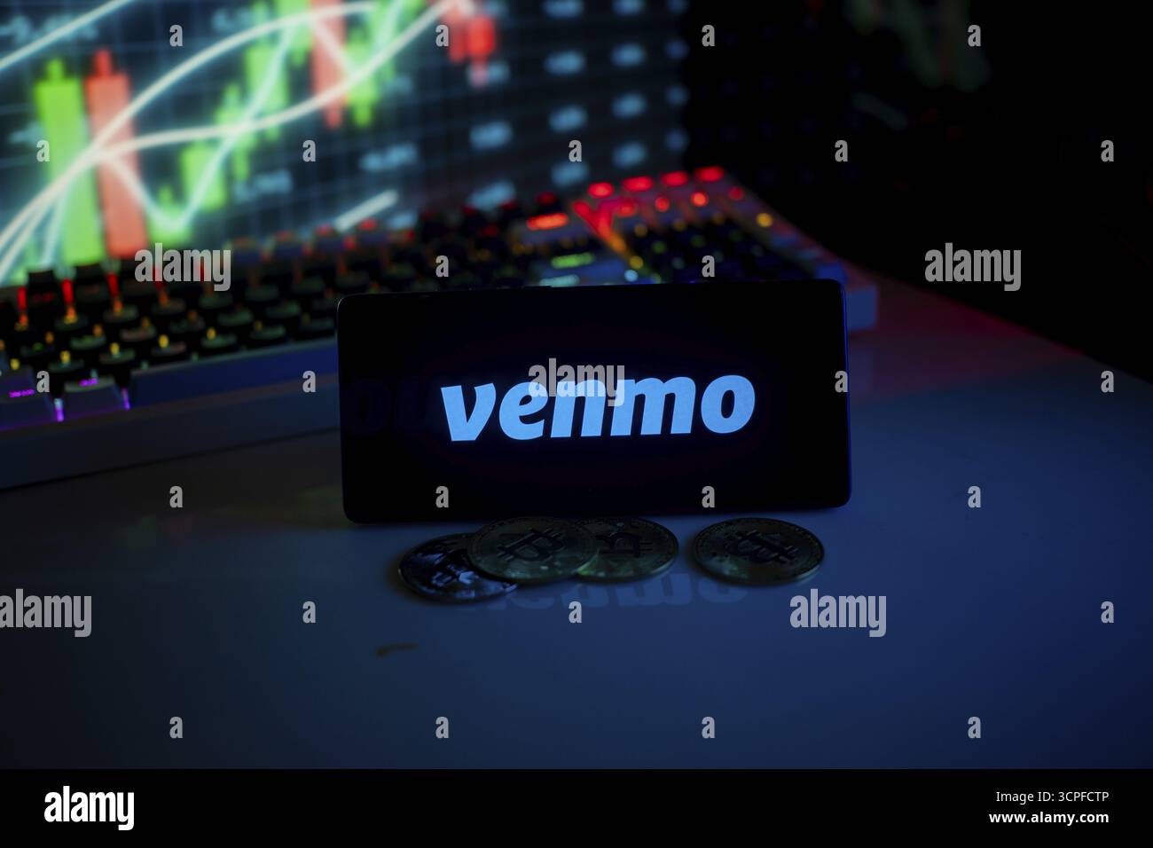 Venmo-Logo mit Münzen und Diagramm zur Marktaktivität in lebendiger Neonatmosphäre Stockfoto