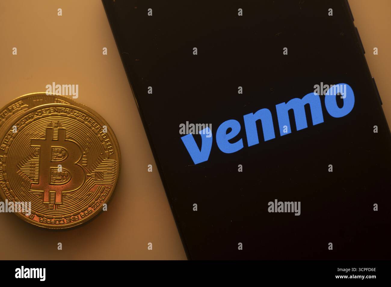Venmo Logo auf dem Smartphone-Bildschirm neben Bitcoin, das digitale Transaktionen und Zahlungsdienste hervorhebt Stockfoto